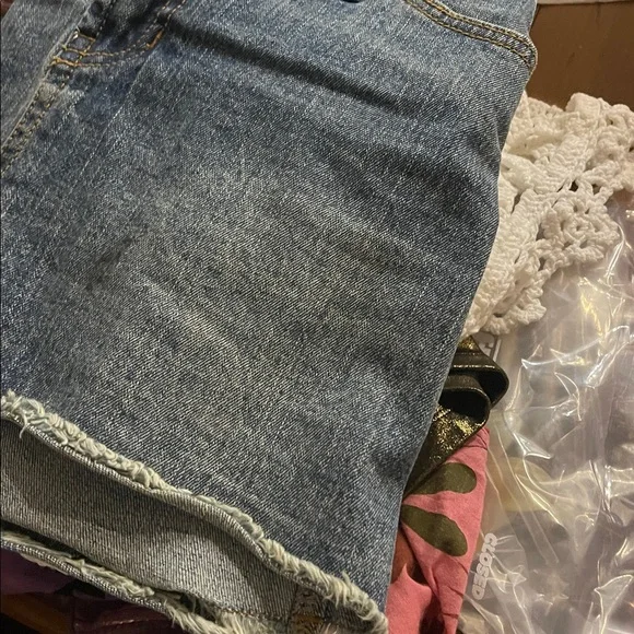 A bunch of crap go Karsyn - Picture 2 of 2